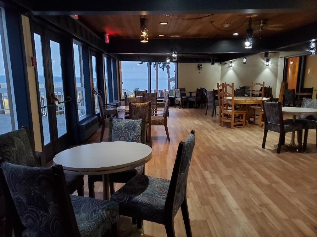 Beach Gardens Resort And Marina Пауъл Ривър Екстериор снимка